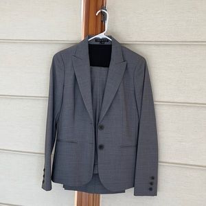 Theory Size 6 light gray suit - great condition
